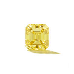 THE DE BEERS YELLOW
COLORED DIAMOND RING