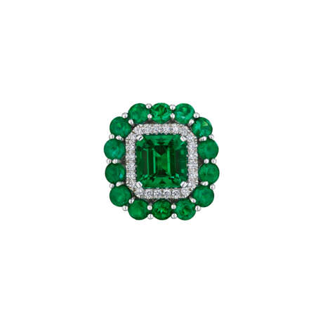 EMERALD AND DIAMOND RING - photo 1