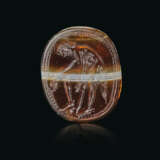 AN ITALIC BANDED AGATE RINGSTONE WITH PERSEUS HOLDING THE HEAD OF MEDUSA - photo 1