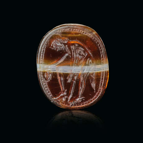 AN ITALIC BANDED AGATE RINGSTONE WITH PERSEUS HOLDING THE HEAD OF MEDUSA - photo 1
