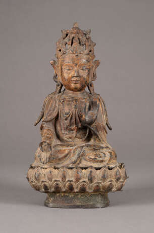 EINE SITZENDE STATUE VON GUANYIN AUS BRONZE - photo 1