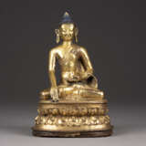 EINE VERGOLDETE SITZENDE FIGUR VON SHAKYAMUNI AUS BRONZE - фото 1