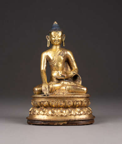 EINE VERGOLDETE SITZENDE FIGUR VON SHAKYAMUNI AUS BRONZE - фото 1