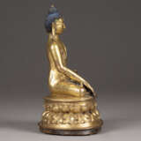 EINE VERGOLDETE SITZENDE FIGUR VON SHAKYAMUNI AUS BRONZE - фото 2