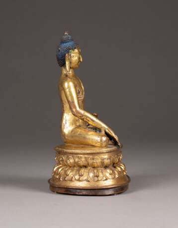 EINE VERGOLDETE SITZENDE FIGUR VON SHAKYAMUNI AUS BRONZE - фото 2