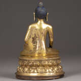 EINE VERGOLDETE SITZENDE FIGUR VON SHAKYAMUNI AUS BRONZE - фото 3