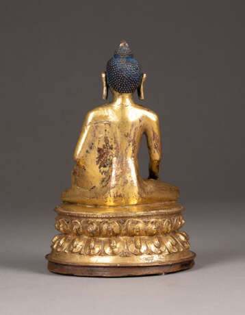 EINE VERGOLDETE SITZENDE FIGUR VON SHAKYAMUNI AUS BRONZE - фото 3