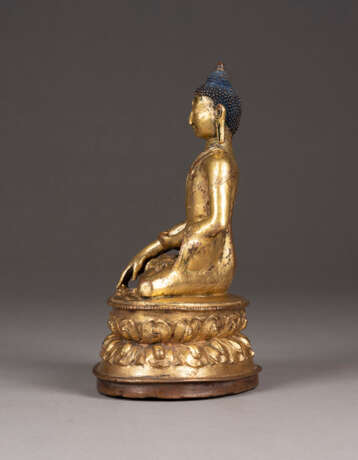 EINE VERGOLDETE SITZENDE FIGUR VON SHAKYAMUNI AUS BRONZE - фото 4