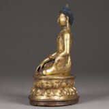 EINE VERGOLDETE SITZENDE FIGUR VON SHAKYAMUNI AUS BRONZE - фото 4