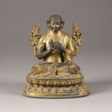 EINE VERGOLDETE SITZENDE FIGUR VON TSONGKHAPA AUS BRONZE - фото 1