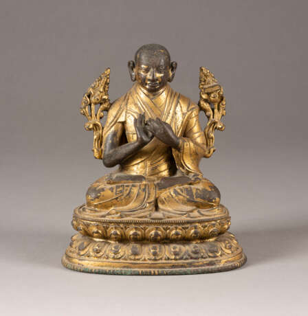 EINE VERGOLDETE SITZENDE FIGUR VON TSONGKHAPA AUS BRONZE - фото 1