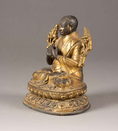 EINE VERGOLDETE SITZENDE FIGUR VON TSONGKHAPA AUS BRONZE - фото 2