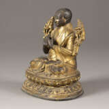 EINE VERGOLDETE SITZENDE FIGUR VON TSONGKHAPA AUS BRONZE - фото 2