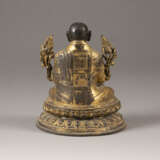 EINE VERGOLDETE SITZENDE FIGUR VON TSONGKHAPA AUS BRONZE - фото 3