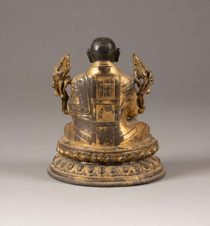 EINE VERGOLDETE SITZENDE FIGUR VON TSONGKHAPA AUS BRONZE - фото 3