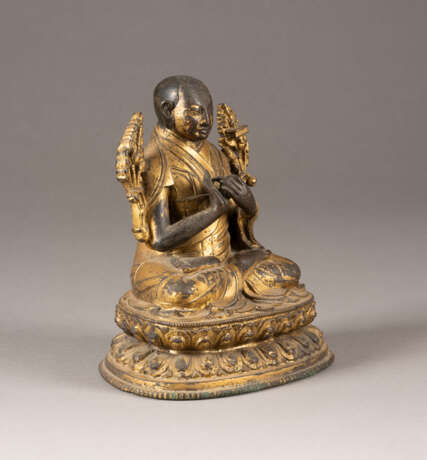 EINE VERGOLDETE SITZENDE FIGUR VON TSONGKHAPA AUS BRONZE - фото 4