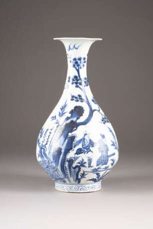 EINE BLAU-WEISSE BIRNENFÖRMIGE VASE MIT FIGURENDARSTELLUNGEN - фото 1