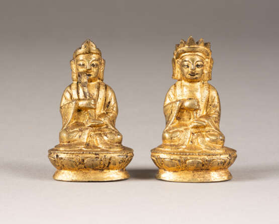 ZWEI VERGOLDETE SITZENDE MINIATURFIGUREN VON BODHISATTVA - photo 1