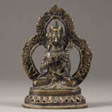 EINE SITZENDE FIGUR VON PADMASAMBHAVA AUS BRONZE - Foto 1