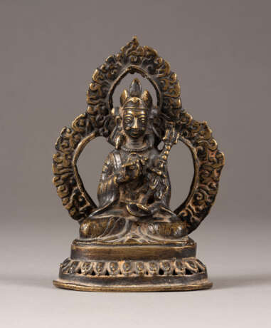 EINE SITZENDE FIGUR VON PADMASAMBHAVA AUS BRONZE - Foto 1