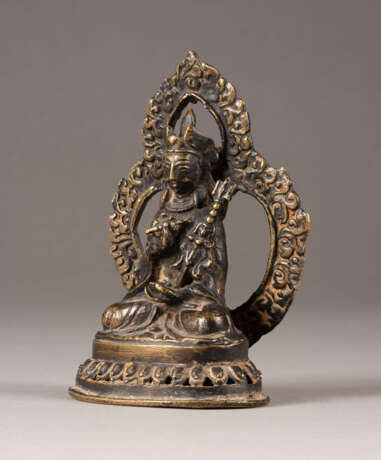 EINE SITZENDE FIGUR VON PADMASAMBHAVA AUS BRONZE - Foto 2