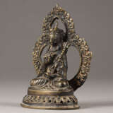 EINE SITZENDE FIGUR VON PADMASAMBHAVA AUS BRONZE - Foto 2