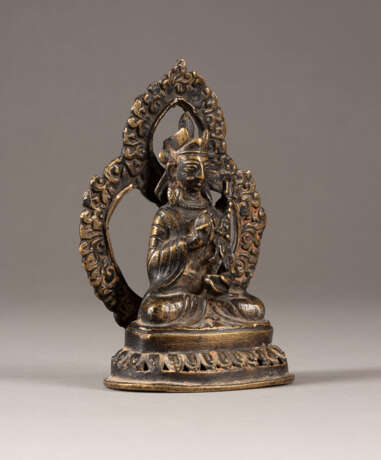 EINE SITZENDE FIGUR VON PADMASAMBHAVA AUS BRONZE - Foto 4