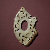 A WHITE JADE ‘CHI DRAGON AND PHOENIX’ RETICULATED PENDANT - Foto 1