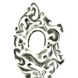 A WHITE JADE ‘CHI DRAGON AND PHOENIX’ RETICULATED PENDANT - Foto 3