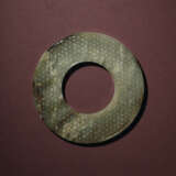 A JADE ‘COMMA SCROLL’ DISC, BI - Foto 1