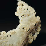A LARGE WHITE JADE RETICULATED ‘PHOENIX’ PLAQUE - Foto 3
