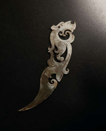 A PAIR OF JADE RETICULATED ‘DRAGON’ PENDANTS, XI - фото 2