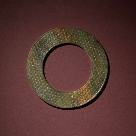 A JADE ‘COMMA SCROLL’ RING, HUAN - Foto 1