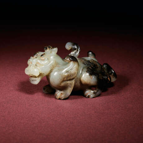 AN EXCEEDINGLY RARE AND EXCEPTIONAL JADE CARVING OF A MYTHICAL BEAST, BIXIE - Foto 1