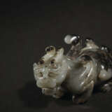 AN EXCEEDINGLY RARE AND EXCEPTIONAL JADE CARVING OF A MYTHICAL BEAST, BIXIE - фото 3