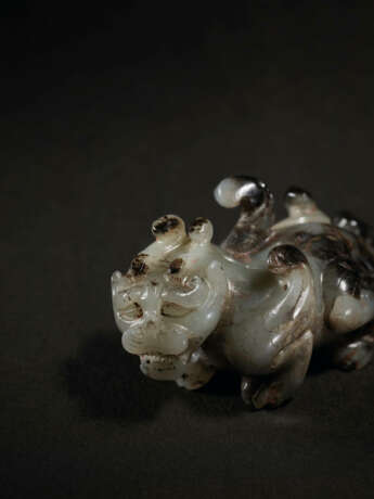 AN EXCEEDINGLY RARE AND EXCEPTIONAL JADE CARVING OF A MYTHICAL BEAST, BIXIE - Foto 3