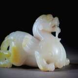 AN EXCEEDINGLY RARE AND EXCEPTIONAL JADE CARVING OF A MYTHICAL BEAST, BIXIE - фото 5