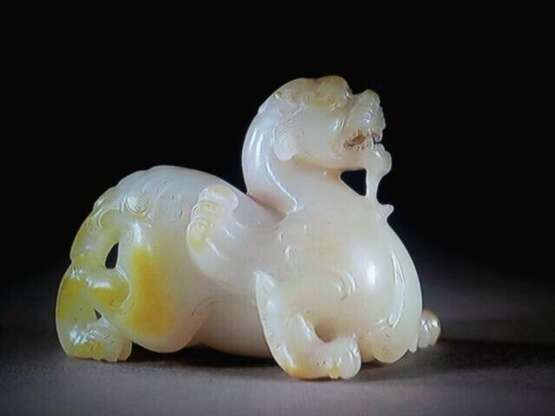 AN EXCEEDINGLY RARE AND EXCEPTIONAL JADE CARVING OF A MYTHICAL BEAST, BIXIE - фото 5