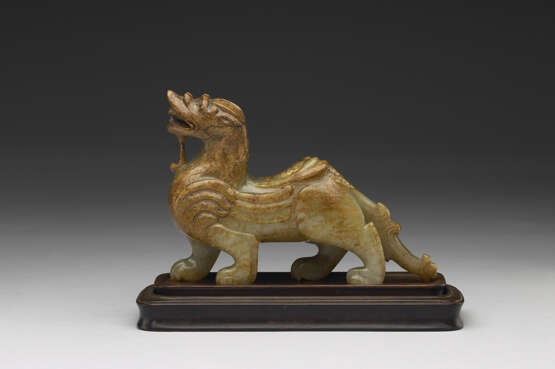 AN EXCEEDINGLY RARE AND EXCEPTIONAL JADE CARVING OF A MYTHICAL BEAST, BIXIE - Foto 7