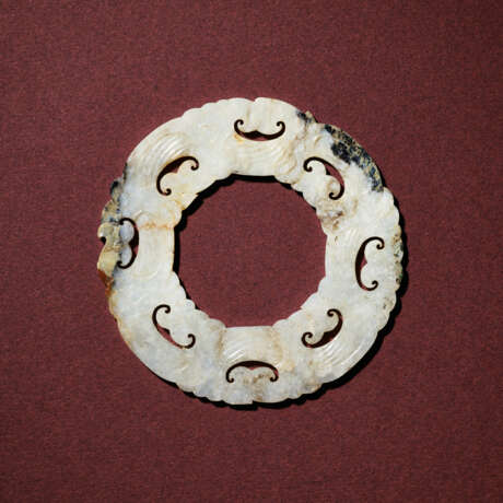 A JADE RETICULATD ‘DRAGON’ RING, HUAN - фото 1