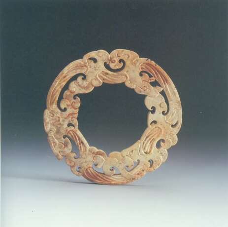 A JADE RETICULATD ‘DRAGON’ RING, HUAN - фото 2