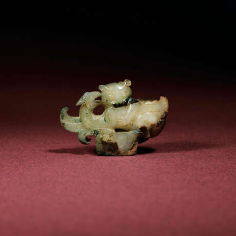 A VERY RARE JADE CARVING OF AN `EAGLE AND BEAR` GROUP - Foto 1