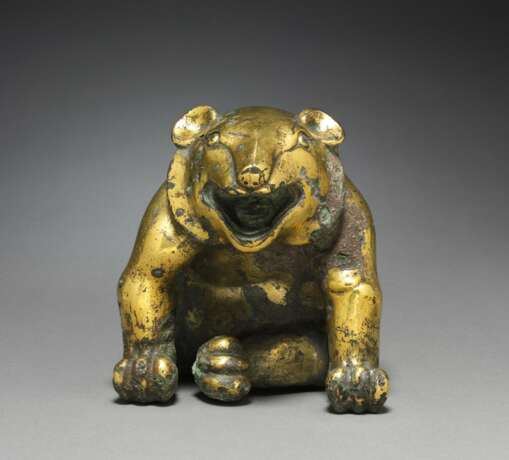 A VERY RARE JADE CARVING OF AN `EAGLE AND BEAR` GROUP - Foto 4