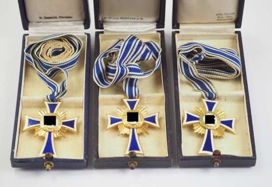 Ehrenkreuz der Deutschen Mutter, in Gold, im Etui - Lot von 3 Stück. - Foto 1
