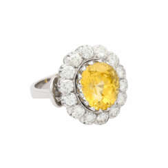 Ring mit gelbem Saphir ca. 7,5 ct und 14 Brillanten zus. ca. 2 ct,