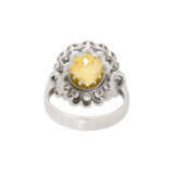 Ring mit gelbem Saphir ca. 7,5 ct und 14 Brillanten zus. ca. 2 ct, - photo 3