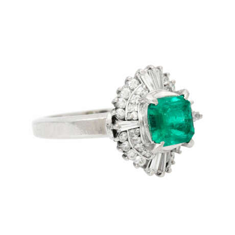 Ring mit achteckigem Smaragd umgeben von Diamanten, - фото 1
