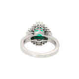 Ring mit achteckigem Smaragd umgeben von Diamanten, - photo 3