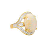 Ring mit weißen Opal und Brillanten - фото 1