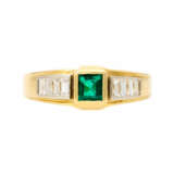 Ring mit Smaragd und Diamantbaguettes zus. ca. 0,5 ct, - photo 2